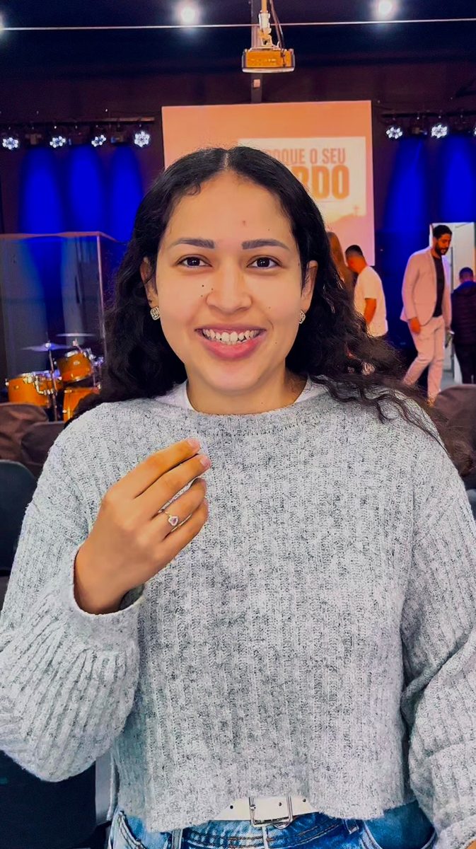 Stephani Rocha compartilhando seu testemunho na Bereana Cupecê
